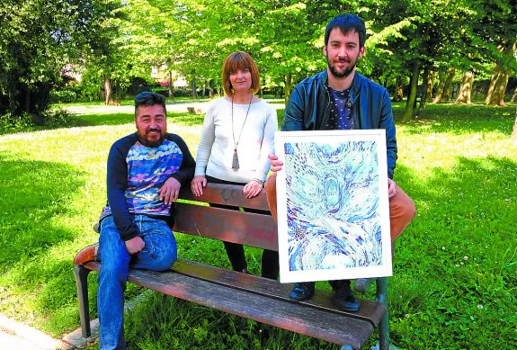 Garikoitz Murua, Josune Gomez y Jon Juarez, en el parque que rodea al Gazteleku.