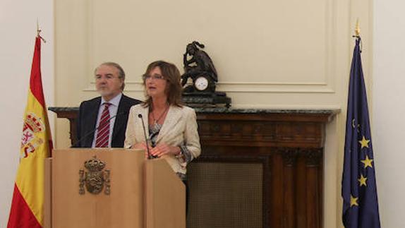 Los responsables de Hacienda de los gobiernos central y vasco en 2007, Pedro Solbes e Idoia Zenarruzabeitia.