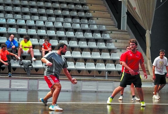 Frontón. Iñigo Viana y otros pelotaris, ayer, jugando un partido en el Beloki.