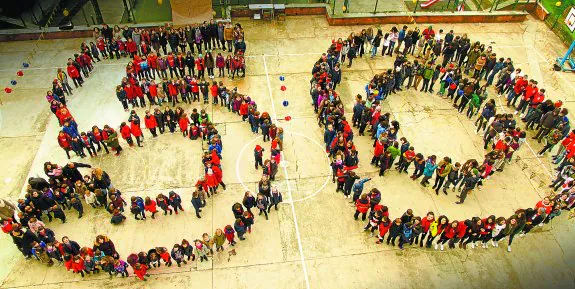 Un momento de la celebración del 50 aniversario en la English School, con los alumnos formando la cifra de aniversario, el pasado mes de enero.