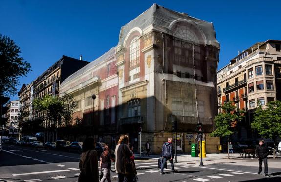 Imagen actual del Bellas Artes, cubierto por una malla técnica para evitar posibles accidentes.
