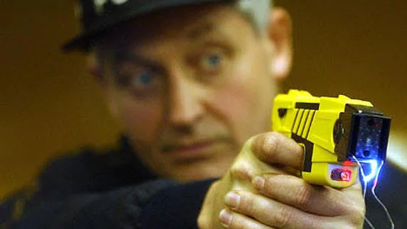 La Ertzaintza usará pistolas paralizantes contra personas «extremadamente violentas»