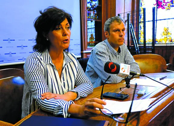 Mila Holgado, responsable de Atención Primaria, y Sergio Corchón, delegado de Bienestar Social.