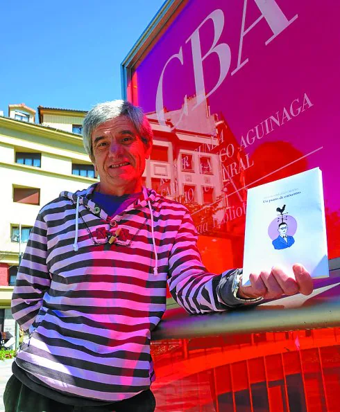 Jesús Rodríguez, con su nuevo libro, en la entrada del CBA.
