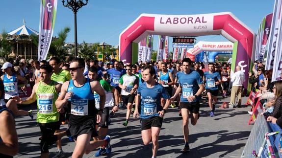 Un momento de la salida de la Carrera de Empresas.