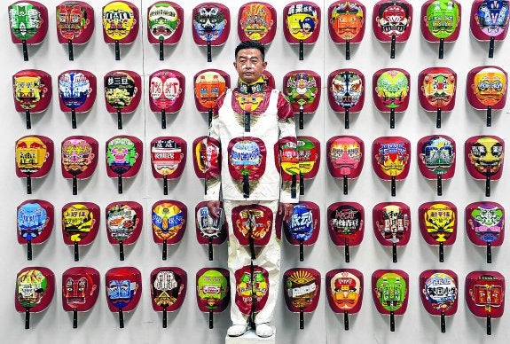 Liu Bolin, el nuevo hombre invisible, durante la creación de una de sus fotografías de 'Oculto en la ciudad' en su estudio de Pekín.