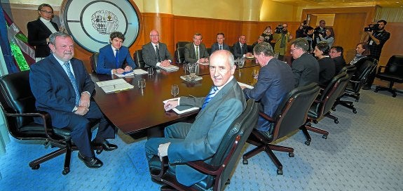 Azpiazu y Erkoreka, en primer plano, juntos a los diputados generales, los responsables forales de Hacienda y los representantes de Eudel en el CVF del pasado febrero.