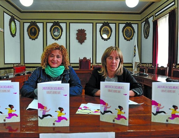 La concejal Esti Mujika y la técnico Sandra Barrenetxea. 