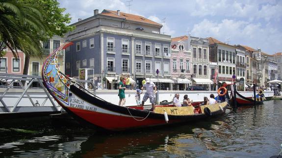 Los barcos moliceiros se dedican ahora a transportar turistas por los canales.