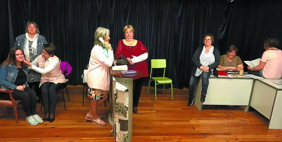 Teatro. El grupo Arco Iris durante un ensayo de la obra 'Comisaría especial para las mujeres'. 