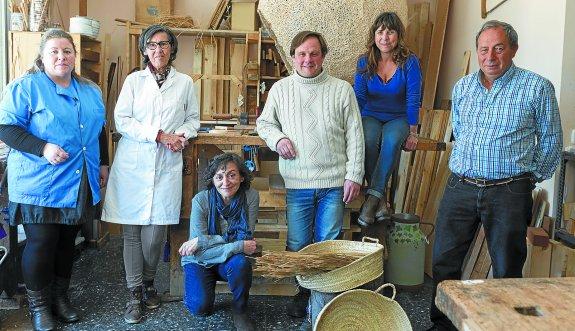 Daniel Lizarralde, junto a Mari Mar Rodríguez, a su derecha, y Amaia Larrea, a su izquierda, con alumnos de Zurjole. 