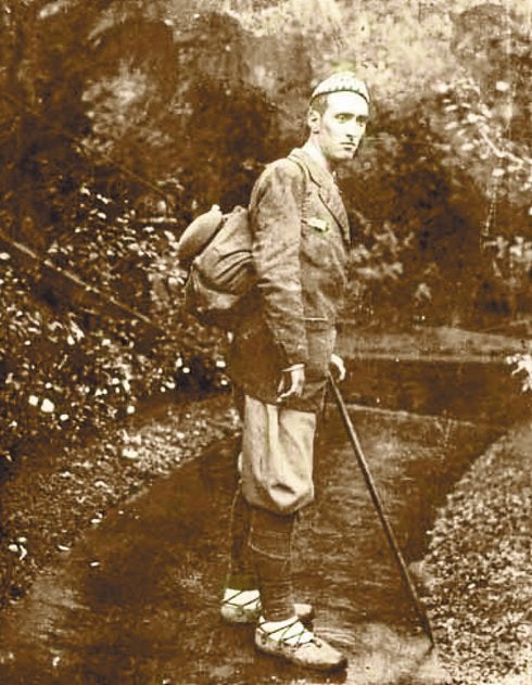 Aventurero. Andrés Espinosa, pertrechado con sus abarcas de goma.