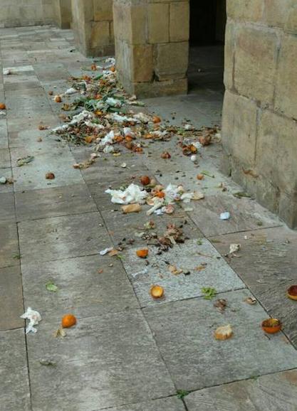 Basura arrojada en la entrada al Ayuntamiento de Lezo.