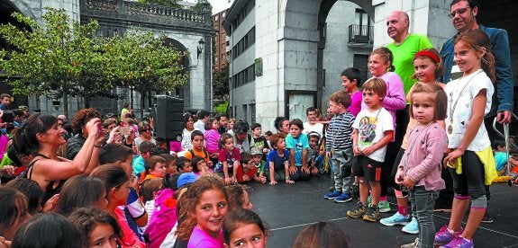 Día del Finalista. Más de un centenar de niños recibieron las medallas con las que se premia su actividad montañera a lo largo del último año.