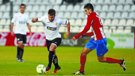 Galán intenta deshacerse de un jugador del Navalcarnero en el partido de ida disputado en Gal.