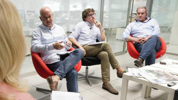 Odón Elorza, Eneko Andueza y Jesús Lasarte, durante el debate del debate.