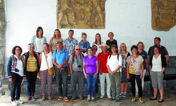 Foto de conjunto de la delegación de Turismo de Aquitania que ha visitado la localidad. 