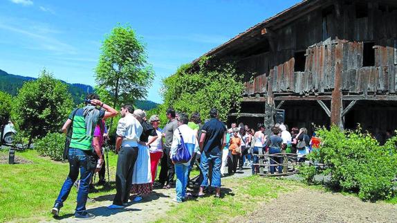 Su armazón de madera, magníficamente conservado, y el lagar de sidra que guarda dentro lo convierten en uno de los caseríos vascos más interesantes