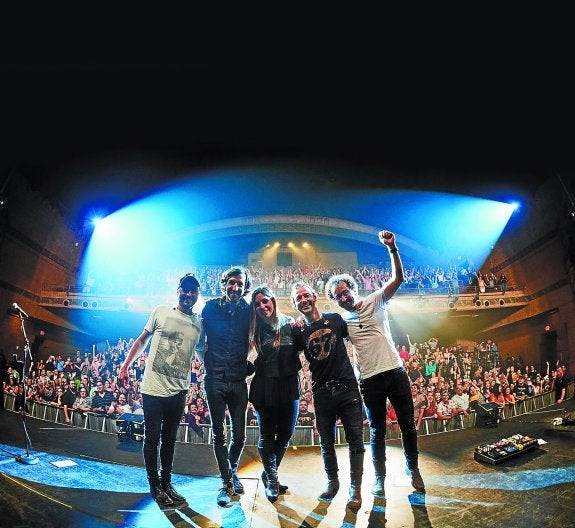 Los componentes de La Oreja, el martes, junto al puente de Brooklyn, en Nueva York. Al lado, parada en un pueblo de Texas. Debajo, final de su concierto en la texana San Antonio , «uno de los más bonitos». 