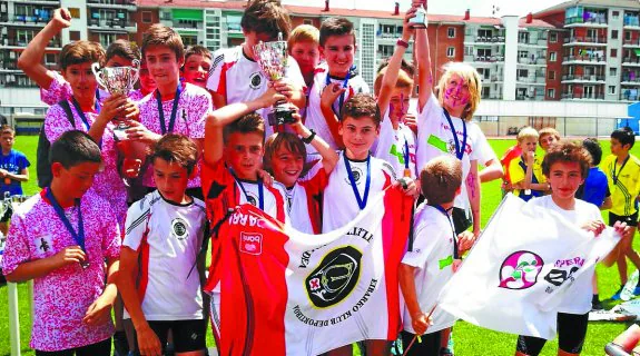 Atletas del CD Eibar festejan sus resultados en las pruebas del Campeonato de Gipuzkoa. 