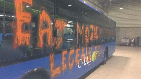 Interceptan y hacen pintadas contra la ley mordaza en un autobús de Donostia