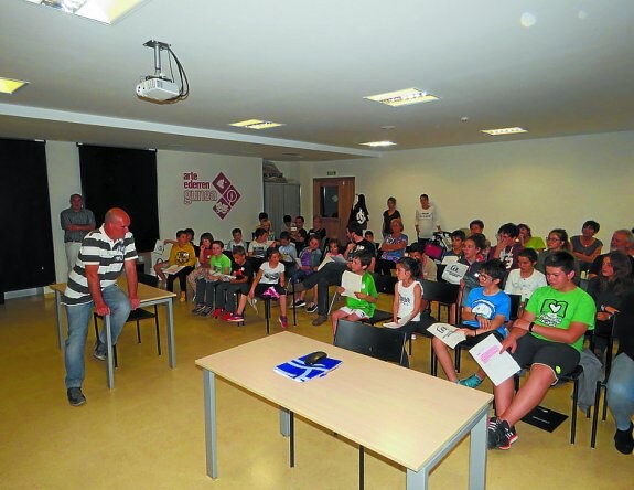 Los niños presentaron sus propuestas a los ediles en el pleno. 