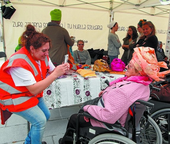 Nigeriako emakume batek buruko zapia egin zien hemengo zenbait emakumeri.