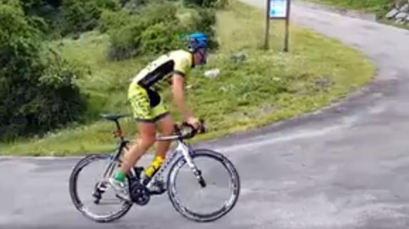 Iván Muñoz, subiendo el Angliru.