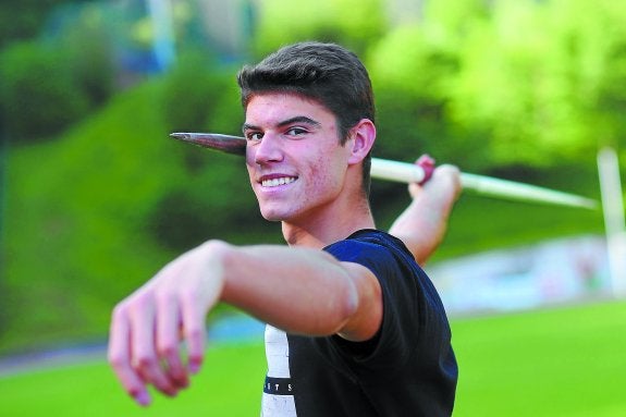 Odei Jainaga, con la jabalina en la mano, ayer sobre el césped de la pista de atletismo de Eibar.