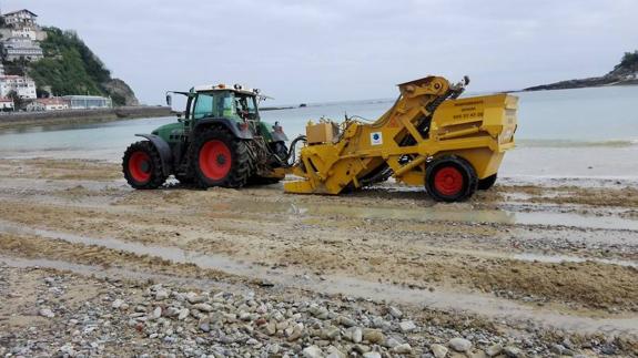 Comienza la retirada de las piedras de  Ondarreta con una máquina despedregadora