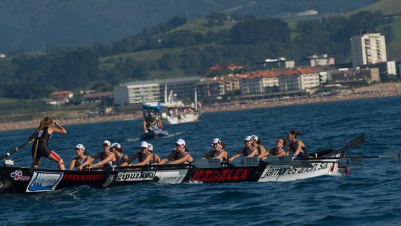 La trainera de Hibaika, en una regata del pasado año