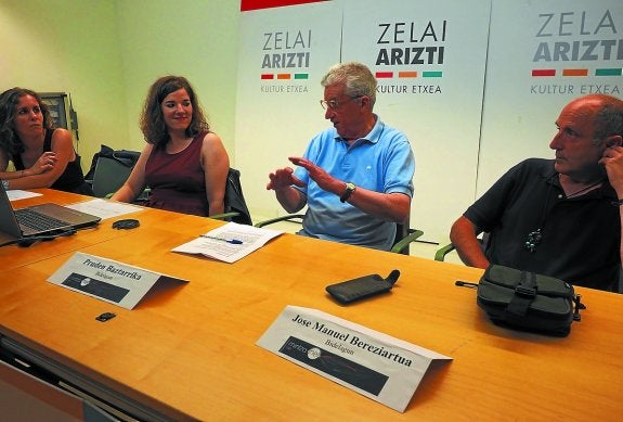 Presentación. Cristina Tapia, Ainara Loiarte, Pruden Baztarrika y Jose Manuel Bereziartua. 