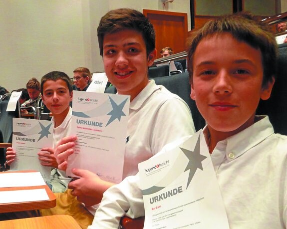 Telmo, Iker y Pablo, muestran orgullosos los diplomas obtenidos en el concurso.