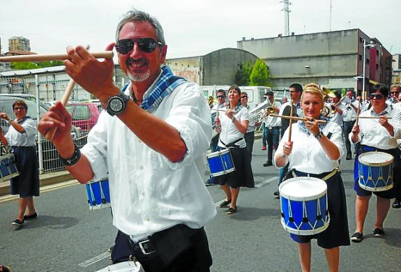 Iñudes y artzaias lanzando al vuelo los bebés. A la derecha, los dantzaris de Alkar Txiki en Antxo. Abajo, tamborrada por Euskadi Etorbidea. 