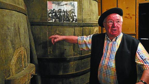 Xabier Garikano, en la antigua sidrería Txaparro, que se podrá visitar