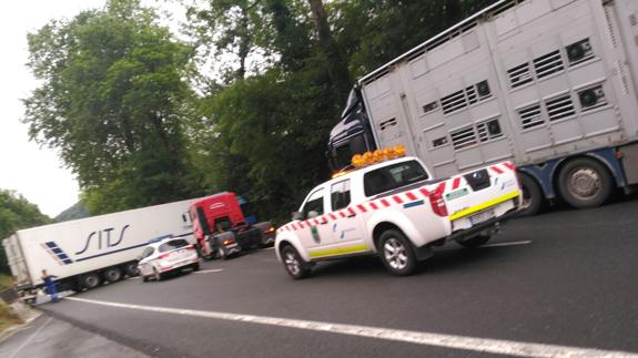 El camión ha hecho la tijera a la salida de Idiazabal en dirección a Vitoria