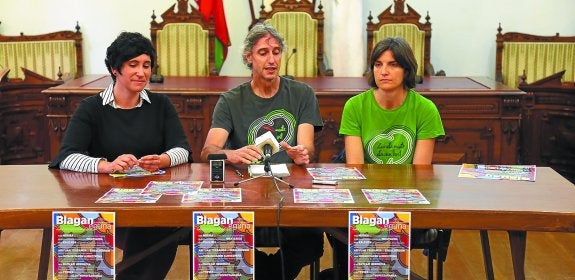 Arantxa Berrotaran, Euskarako zinegotzia, Martin Lizeaga eta Estitxu Arretxe, Blagan Euskara Elkarteko kideak, atzo.