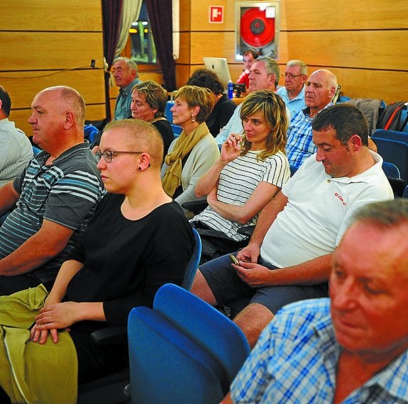 Baserritarras siguieron el pleno con interés. 