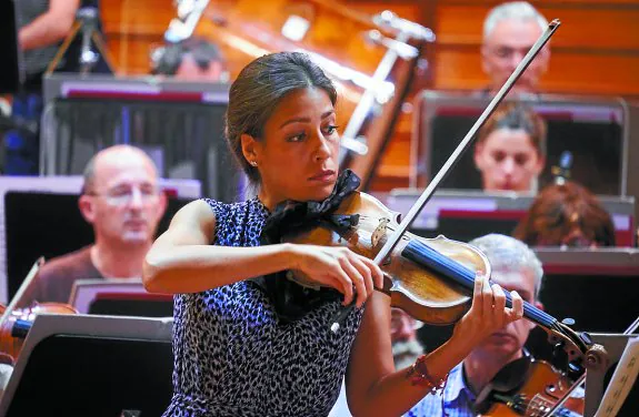 Leticia Moreno, en un momento del ensayo con la Orquesta Sinfónica de Euskadi ayer en su sede.
