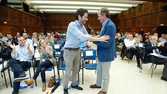 Borja Sémper recibe la felicitación de Alfonso Alonso en el congreso de este sábado celebrado en el Kursaal. 