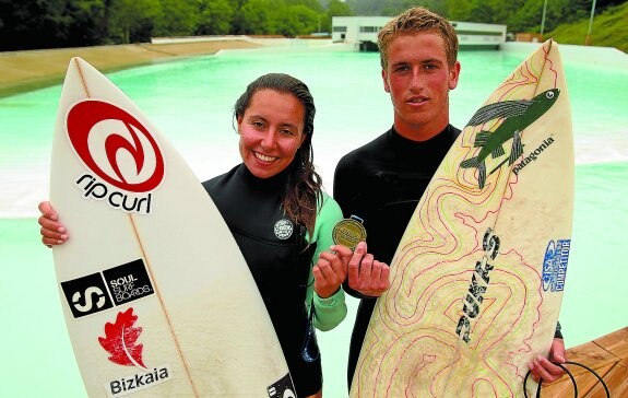 Ariane Ochoa e Imanol Yeregi posan con la medalla de bronce conseguida en el reciente Mundial celebrado en Biarritz. 