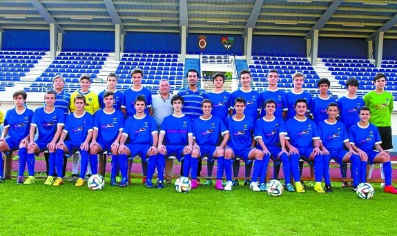 Foto del equipo de Primera Juvenil del Tolosa CF, que ha logrado el ascenso de categoría. 