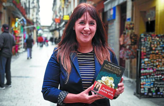 La escritora Dolores Redondo, ayer en la Parte Vieja de San Sebastián.