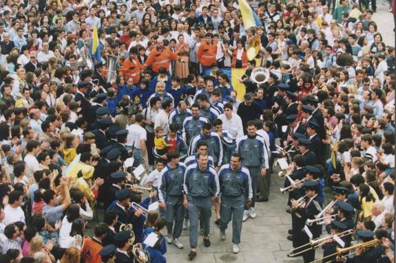 Los jugadores del Bidasoa fueron recibidos en la plaza San Juan tras ganar la Copa ante el Barça en el año 96.