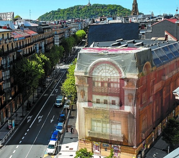 El deteriorado Bellas Artes se mantienen envuelto en una red.