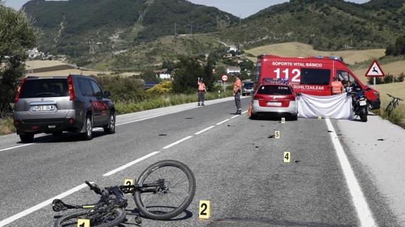 Un ciclista ha muerto tras ser atropellado por un vehículo en el término municipal navarro de Erice de Iza. 