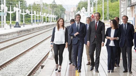El ministro de Fomento, Íñigo de la Serna (c), junto al presidente del PP en el País Vasco, Alfonso Alonso (d); y otros representantes del PP vasco, como Ana Salazar (i), de la Diputación de Álava; Iñaki Oyarzábal (2i), del Parlamento Vasco; Leticia Comerón (2d), del Ayuntamiento de Vitoria; durante la visita a Vitoria para hablar sobre los detalles del proyecto de la "Y" ferroviaria de alta velocidad en Euskadi. 
