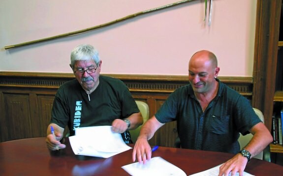 En la firma del acuerdo de colaboración con Gure Esku Dago. 
