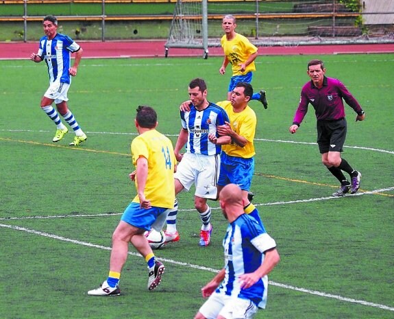 Veteranos. Un lance del partido del año pasado en Argixao. 