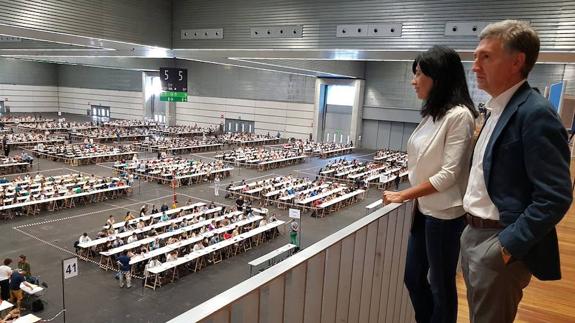 Olatz Garamendi, Administrazio eta Zerbitzuen sailburuordea, eta Konrado Mugertza, Langileriaren kudeaketa zuzendari, azterketariei begira,